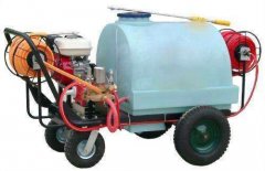 藍色多規(guī)格植保機械水箱設備出貨